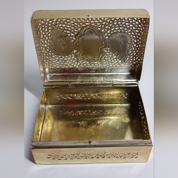 VTG Mini Metal Hollow Gold Color Cake Candy Box Wedding Favor Marriage Treat - Picture 3 of 7